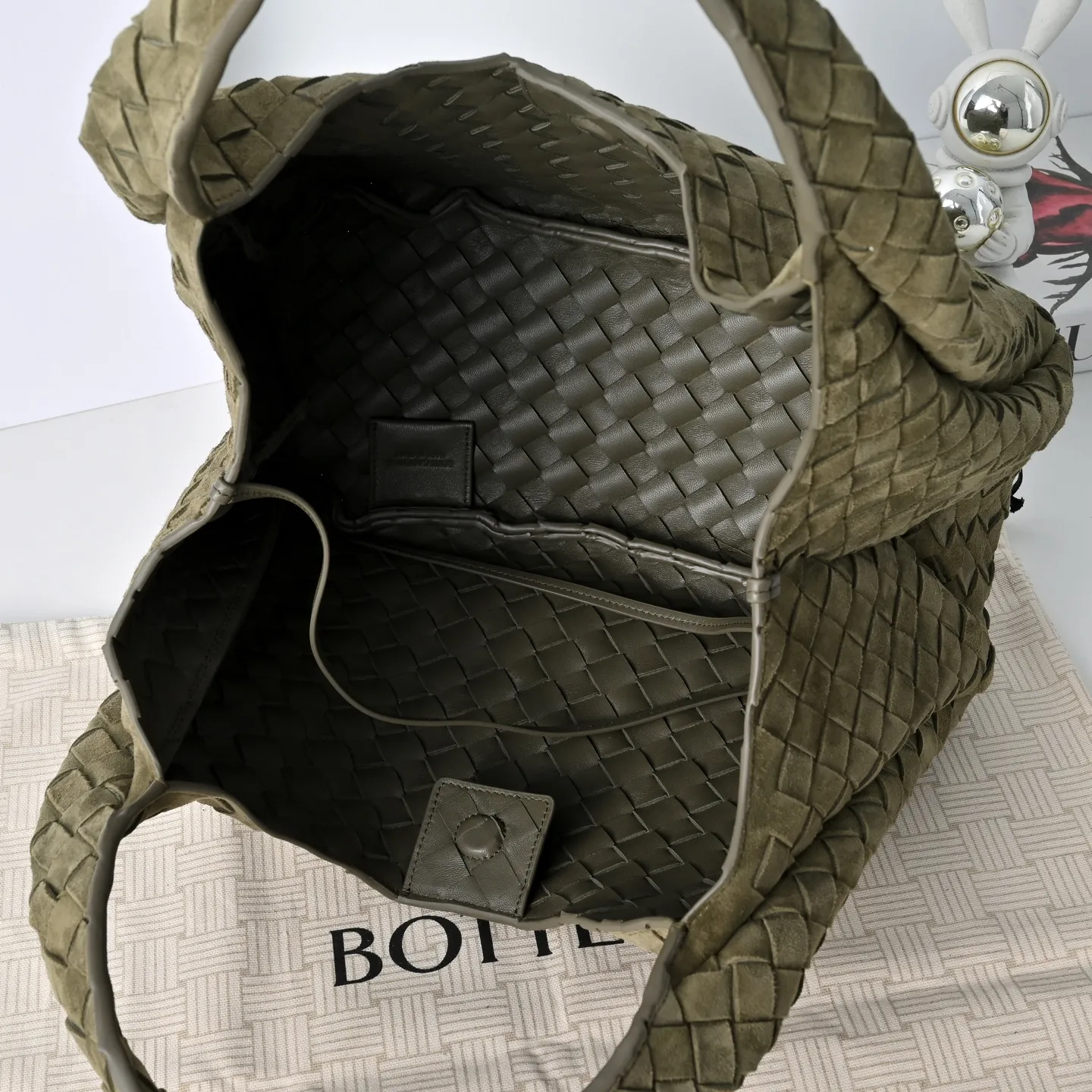 Batch 2160 BV new product suede Campana handbag The classic return of the Campana handbag is retro and charming ☄️Inspired by the classic collection of 2004🌟Each leather strip is made of two layers of Nappa lambskin🐏, showing the ultimate craftsmanship of full weaving inside and outside. The bag is super light, uses leather straps to open and close, and is equipped with a hidden magnetic buckle. It has two forms that can be switched, and the capacity is amazingly large. Whether it is for daily travel or to carry various small items✈️, it can be easily carried! Grab two hands for commuting and dating, and bring out French laziness🌤️ Model: 4249 Size: 33x20x16.5